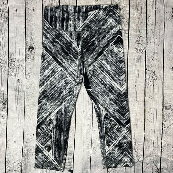 LULULEMON Crop Leggings  - Picture 1 of 4